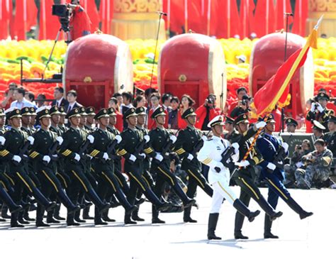2009年10月1日，中华人民共和国成立60周年庆祝大会在北京举行。新中国六十年国庆阅兵，新武器、新装备、
