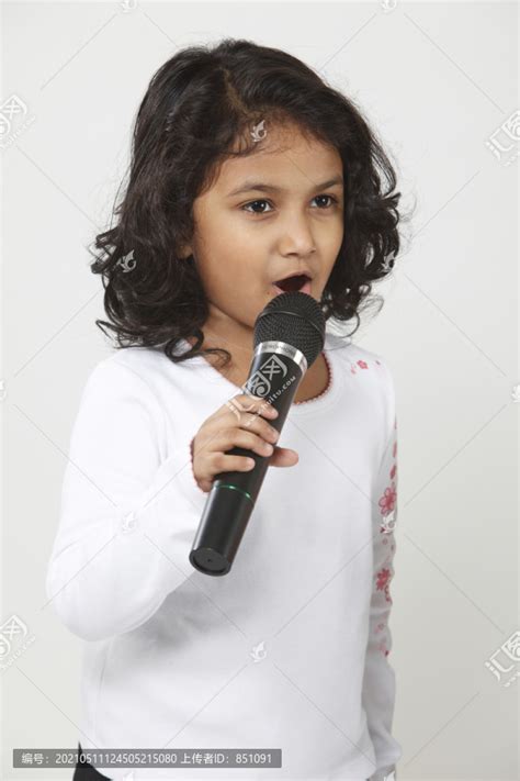 小女孩唱歌特写,摄影素材,汇图网www.huitu.com