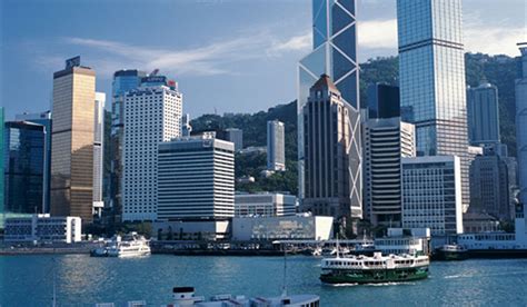 港澳与祖国内地的密切联系(1)经济特点香港是世界著名的________港，也是重要的国际______中心、______中心 ...