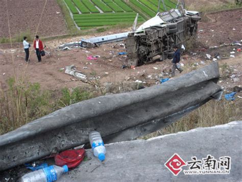 云南高速路发生翻车事故20人死亡21人受伤(图)_新闻中心_新浪网