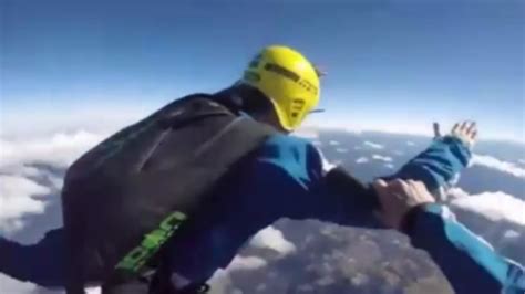 跳伞教练与学员同时坠亡 摄像机记录下他们最后瞬间_凤凰网视频_凤凰网