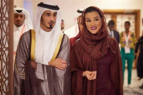 卡塔尔第一王子有多奢华，百万白袍配真丝衫，纯金袖边显王者气概 - 知乎