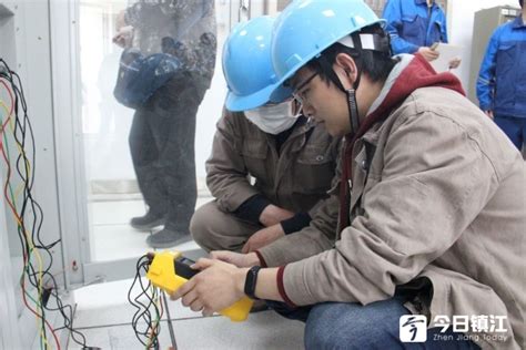 镇江:高压带电作业机器人首次“上岗”