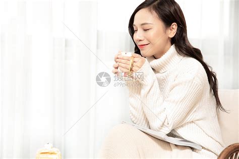 冬季青年女性居家喝下午茶高清图片下载-正版图片501535832-摄图网