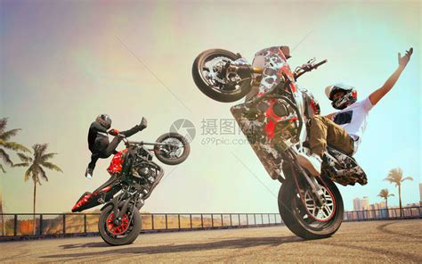 摩托骑手在摩托车上做特技高清图片下载-正版图片506599127-摄图网