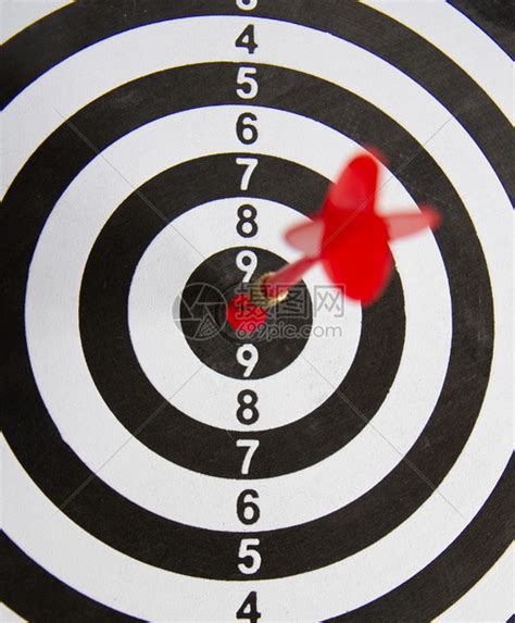 红箭射中目标心的近距离飞镖板DartsBoard游戏高清图片下载-正版图片305408739-摄图网