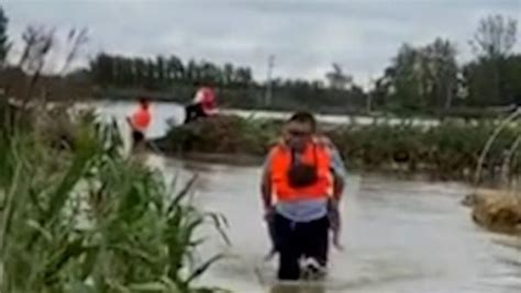 村庄河边房子被冲塌，民警齐腰水中连救5人_凤凰网视频_凤凰网