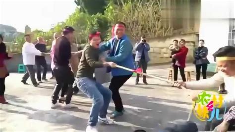 四川方言：农村运动会比赛拔河，二娃带领的队伍获得了最后的冠军_腾讯视频