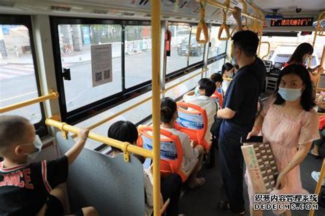 坐公交车可免费带两名身高1.3米以下的儿童......上海这项规则开始修订