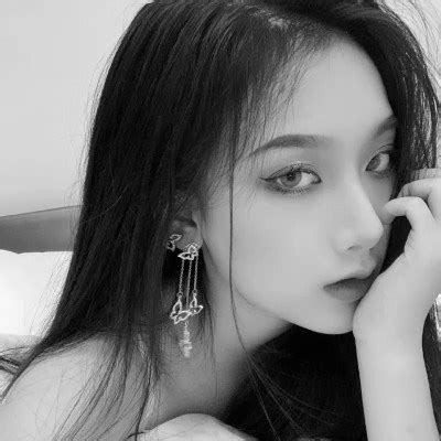 黑白气质套装甜美女生头像