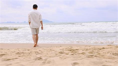 暑假白天独自一人在海边散步mov4K视频素材下载-编号3361421-潮点视频