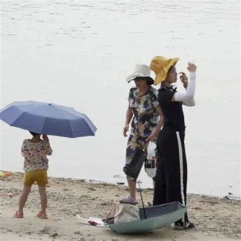 曝光：潮连西江河边禁游牌林立 仍有市民肆意下水 甚至暴雨中还有野泳者_游泳