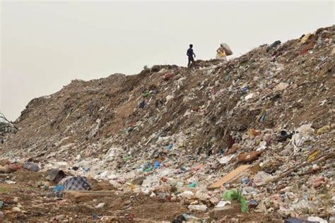 印度垃圾山高达65米，周边百姓如生活于地狱中|地狱|印度|垃圾场_新浪新闻