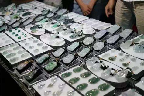 中国最便宜的翡翠批发市场在哪里 这五个地方的性价比谁高 - 冰种玻璃种翡翠手镯挂件A货_翡翠原石种水等级划分鉴定价格多少钱，国翠世家珠宝