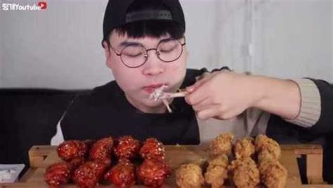 韩国吃货小哥，吃炸酱面+香辣炸鸡腿，大口吃得特别香_腾讯视频