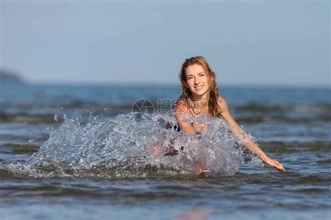大海中的比基尼年轻苗条女孩高清图片下载-正版图片505332500-摄图网