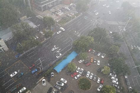 6月18日夜间武汉城区暴雨倾盆，22时部分低洼路段已出现积水_京报网