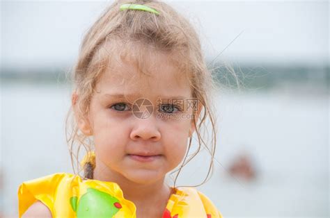 海滩上一个三岁女孩的肖像高清图片下载-正版图片306855788-摄图网