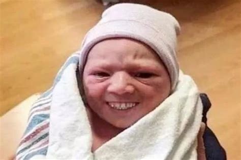 啊 ? ? 宝宝一出生就有两颗牙，震惊宝妈