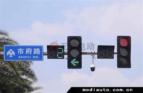 直行和左转弯同时绿灯-有驾