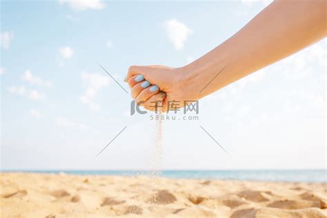 女人的手在户外倒沙子。高清摄影大图-千库网
