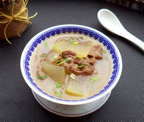 清炖牛肉汤的做法_菜谱_香哈网