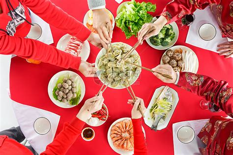 餐桌上家人吃饺子高清图片下载-正版图片500773685-摄图网