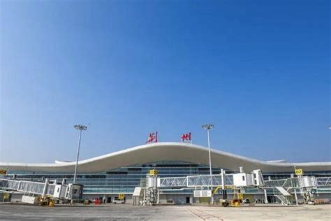 荆州机场所包含的荆楚元素十分丰富，特别是航站楼整体外观造型，既像六瓣荷花，又像振翅高飞的凤凰，充分凸显了“荷开盛世、凤舞楚天”的设计理念。