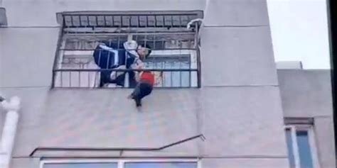 独处2岁女童滑落6楼护窗外 生死3分钟师生成功营救(含视频)_手机新浪网