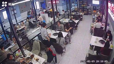 三名女生疑遭多名邻桌男子骚扰，烤肉店员工透露：老板侄子为保护女生与对方起冲突|三名|生疑-社会资讯-川北在线