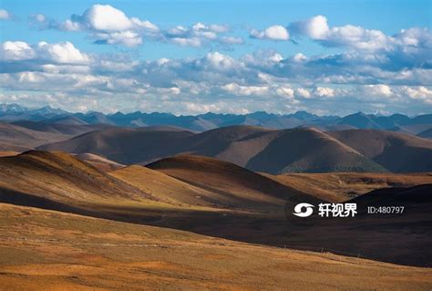 航拍川西甘孜藏族自治州折多山冬季大气蓝天白云高清图片下载-正版图片502354533-摄图网
