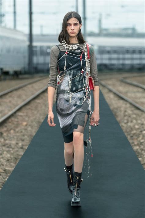 纪梵希 Givenchy 2017春夏高级定制发布－Couture Spring 2017-天天时装-口袋里的时尚指南