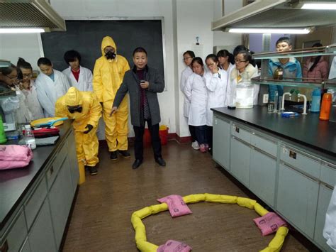 学校开展实验室化学品泄漏安全处置演练