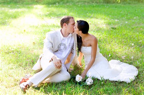 情侣在爱情中快乐的情夫妻 在公园里接吻蜜月庆典男性夫妻已婚套装花园男人阳光幸福高清图片下载-正版图片321138419-摄图网