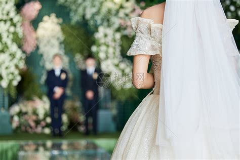 穿婚纱的女性步入婚姻殿堂背影高清图片下载-正版图片502380813-摄图网