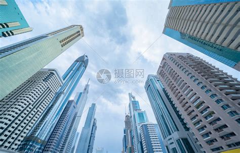 仰望高层办公楼摩天大楼蓝天金融区的建筑阿联酋迪拜市中心商业和技术概念背高清图片下载-正版图片503784726-摄图网