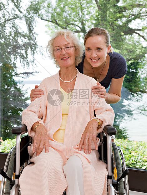 女人扶住老人的肩膀高清图片下载-正版图片501447115-摄图网
