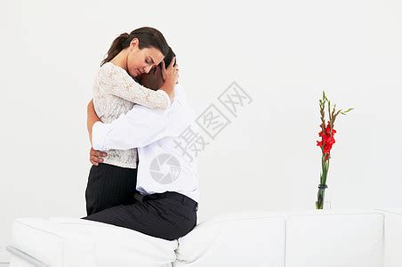 在沙发上拥抱的成熟夫妇高清图片下载-正版图片501524031-摄图网