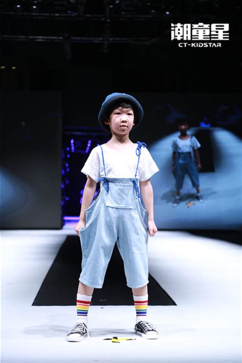 潮童星受邀参加第16届环东华时尚周东华大学创意童装设计发布会