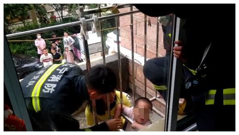 2岁男童头被护栏卡住 消防紧急救援|护栏|男童|消防_新浪新闻