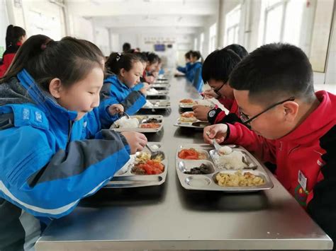 南阳市六全高中为高三学子提供免费营养餐！校长端盘，老师陪伴！|南阳|高中|免费_新浪新闻