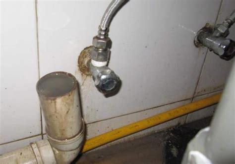 厨房下水道堵塞怎么办？水箱堵塞解决方案，水管老化，密封不到位-清洁保养-猴吉吉