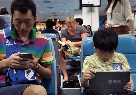 摄影师记录看书的外国人与玩手机的中国人_图片故事_宝应生活网 - 爱宝应，爱生活！