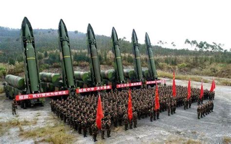 解放军组建火箭军部队，2015年，为何使用了米黄色军服？_我国_导弹_陆军