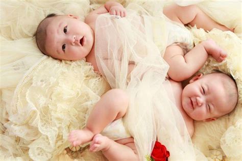 美图分享：甜美双胞胎姐妹花，高清户外自拍照1