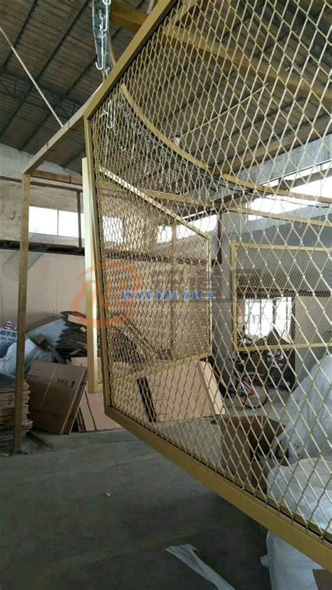 厂家现货现货菱形铁网镀锌球场护栏球场围栏勾花网护栏铁丝养殖厂-阿里巴巴