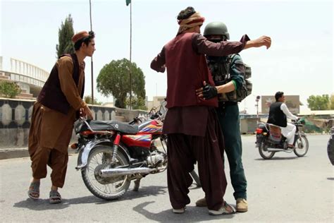 阿富汗平民在街头身披国旗 被塔利班士兵拦下掌掴_凤凰网视频_凤凰网