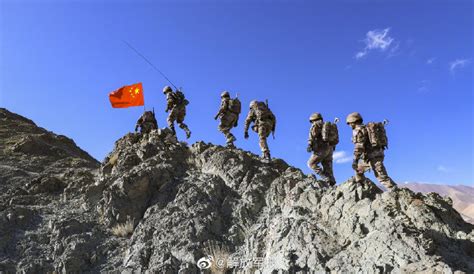 海拔5200米 托克满苏边防连新兵首次界碑巡逻 - 中国军网