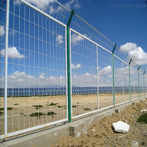 光伏发电厂区围墙围网做法浸塑铁丝网围墙-环保在线