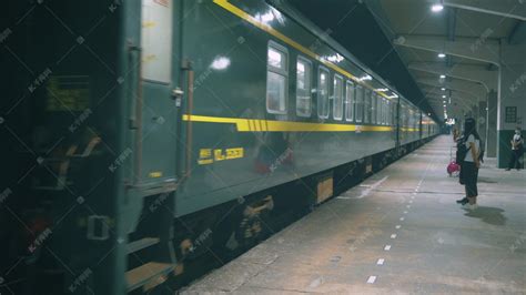 嘉兴火车站的绿皮火车高清图片下载-正版图片500573856-摄图网